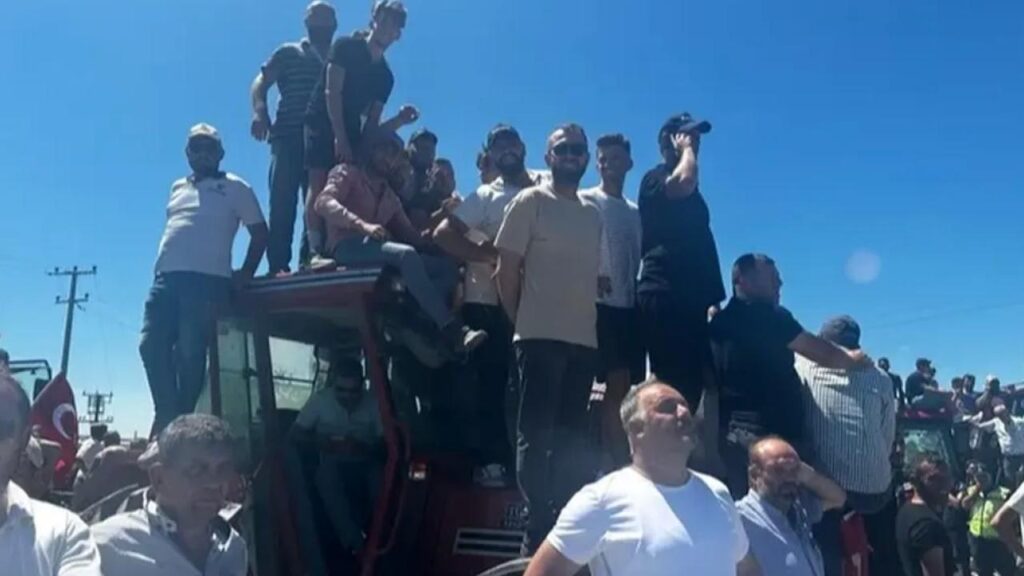 CHP Bursa Milletvekili Orhan Sarıbal eylemde çiftçileri yalnız bırakmadı