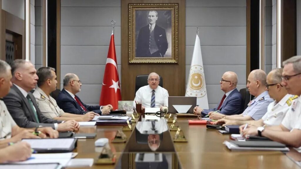 Kuvvet komutanlarıyla toplandı